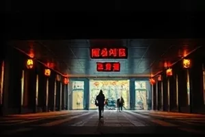 《一半是海》剧照，退潮后的礁石与远处灯塔